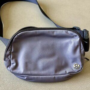 Lululemon Everywhere Belt Bag 1L in Dusky Lavender/Black Granite
